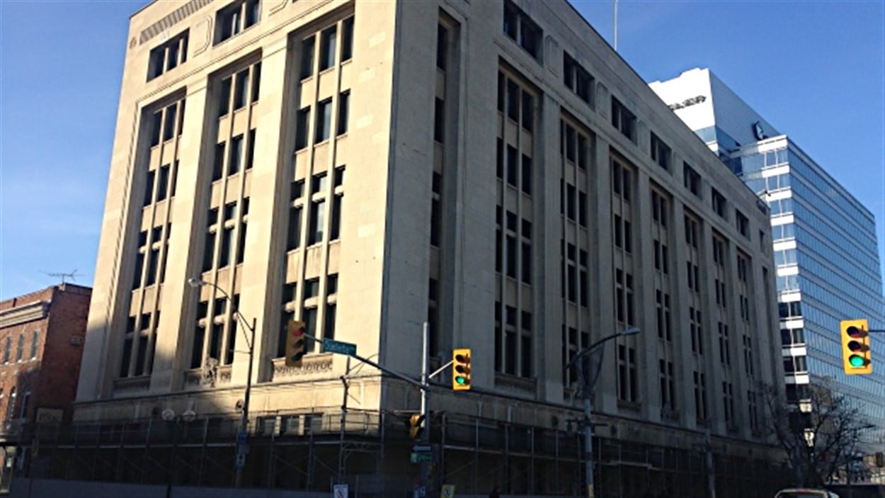 L'édifice Paul Martin est situé au 185, avenue Ouellette.