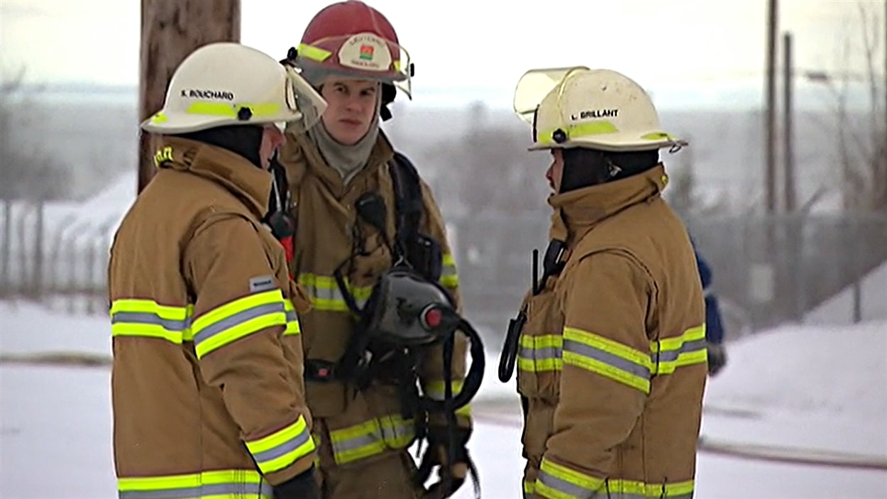Des pompiers sur les lieux de la fuite