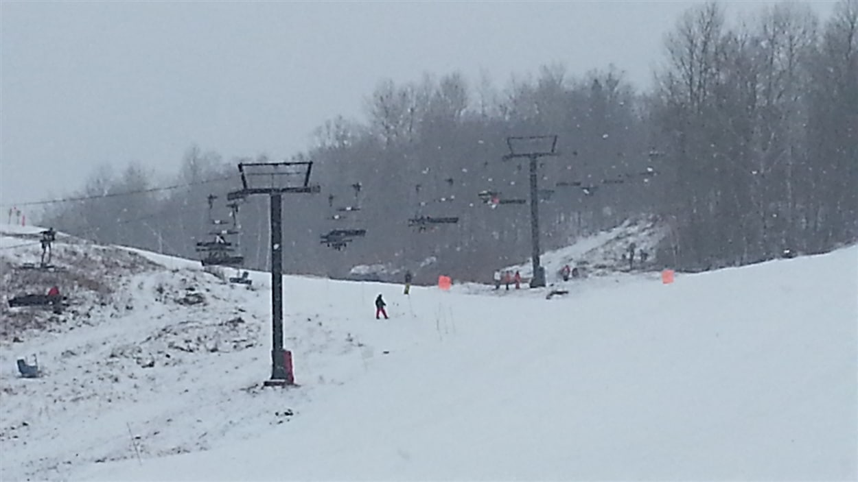 Une centaine de skieurs libérés d'un télésiège après plusieurs heures