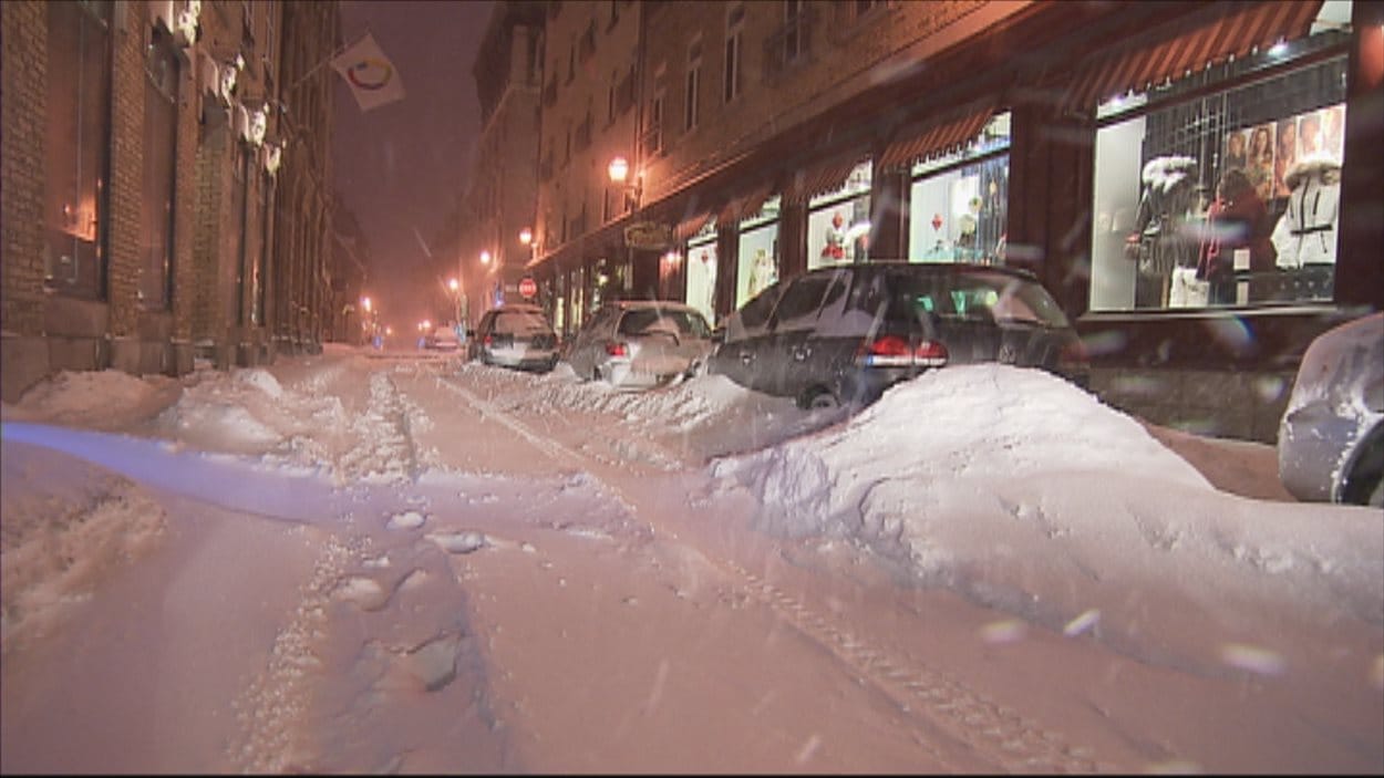 Les rues du centre-ville de Québec sont très enneigées.