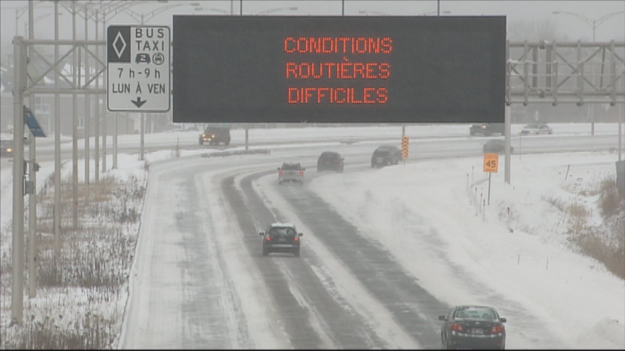 Les routes sont partiellement enneigées dans la région de Québec.