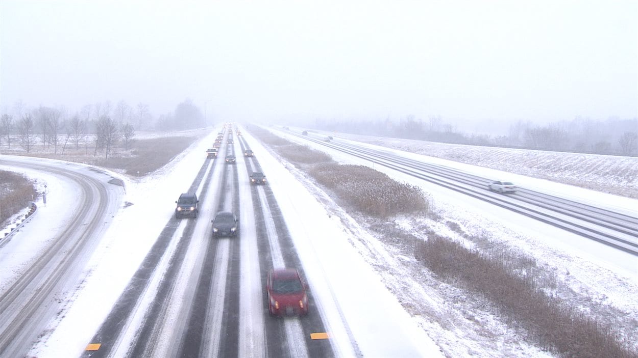 Les routes étaient enneigées dans la région de Toronto, le 3 janvier.