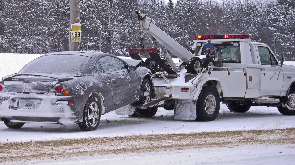 Une dépanneuse remorque une voiture