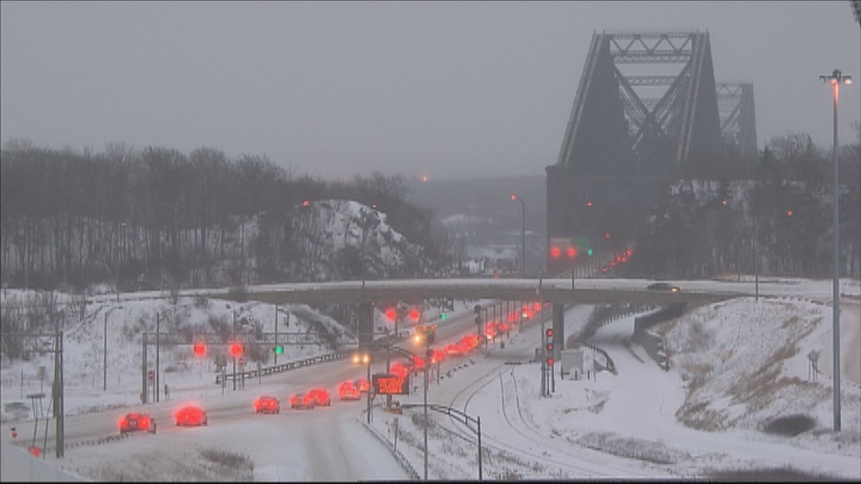 Une collision sur le pont de Québec a forcé sa fermeture dans les deux directions, causant un bouchon de circulation.
