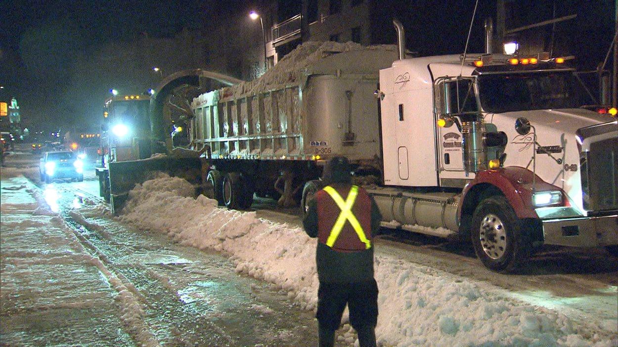 Les opérations de déneigement et déglaçage battent leur plein à Montréal et ailleurs au Québec.