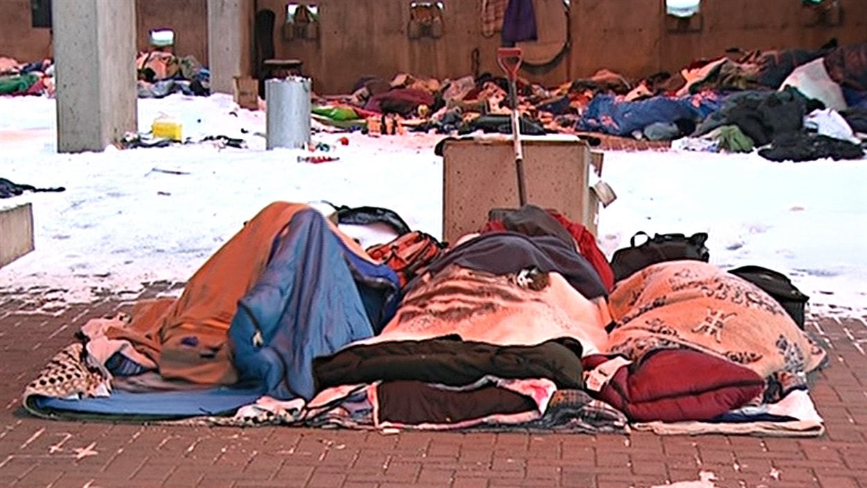 Des itinérants passent la nuit à l'extérieur par un froid sibérien.