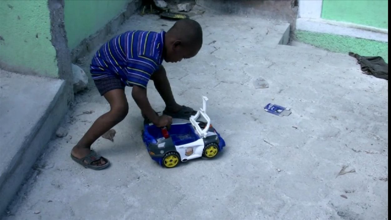 Un enfant haïtien dans une ruelle de Jalousie