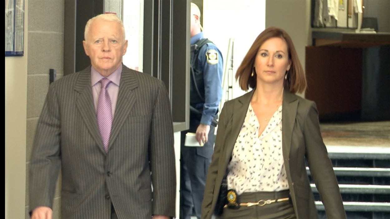 Gilles Cloutier est continuellement accompagné par une policière lors de ses déplacements au palais de justice de Saint-Jérôme.