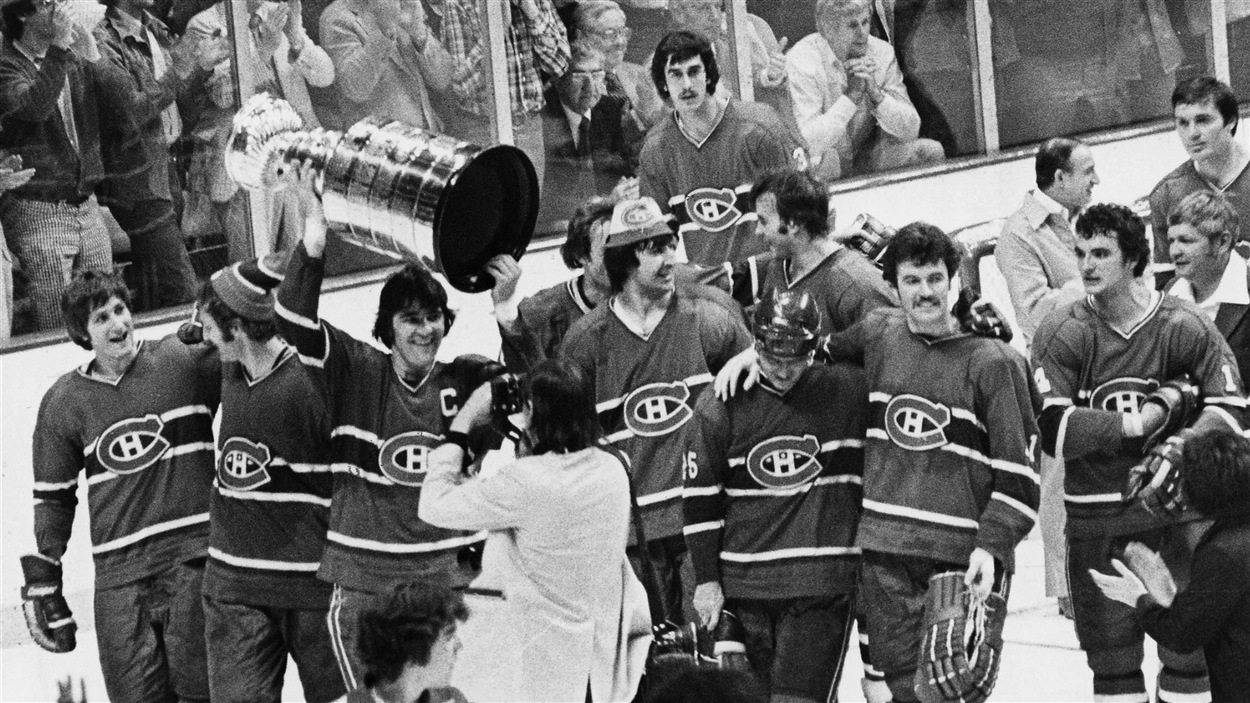 Serge Savard soulève la deuxième de quatre Coupes Stanley consécutives pour le Canadien, le 14 mai 1977.