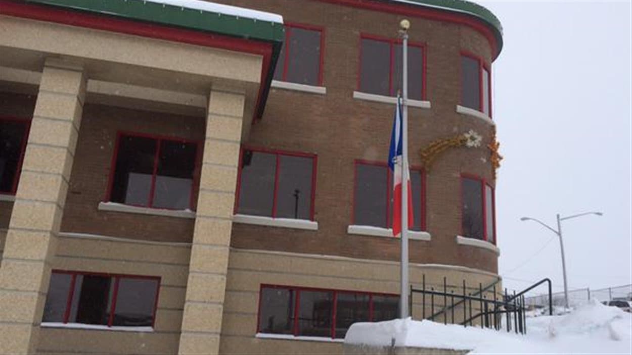 Le Drapeau Francais En Berne A L Hotel De Ville De Rouyn Noranda Et De Val D Or Un Acte De Guerre Contre Charlie Hebdo Radio Canada Ca