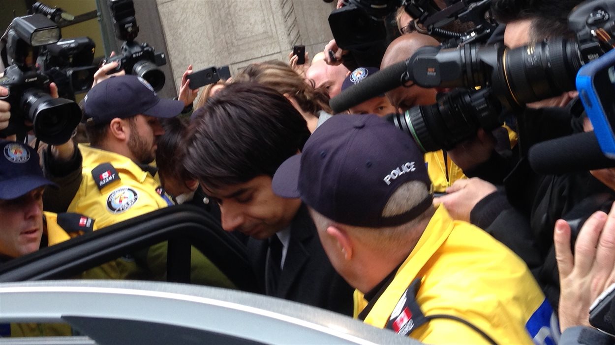 Jian Ghomeshi à sa sortie du tribunal à Toronto