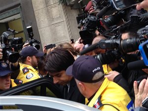 Jian Ghomeshi à sa sortie du tribunal à Toronto