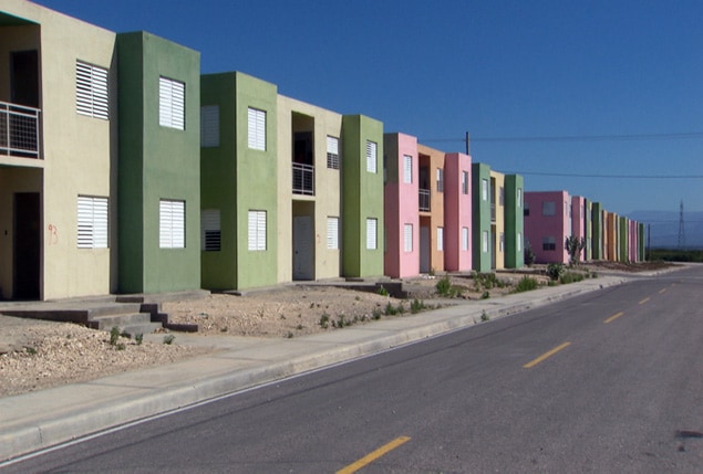 Le complexe de Morne-à-Cabris ressemble davantage à une ville fantôme. Les deux tiers des logements sont inoccupés. Rares sont les familles qui ont les moyens de payer le loyer.