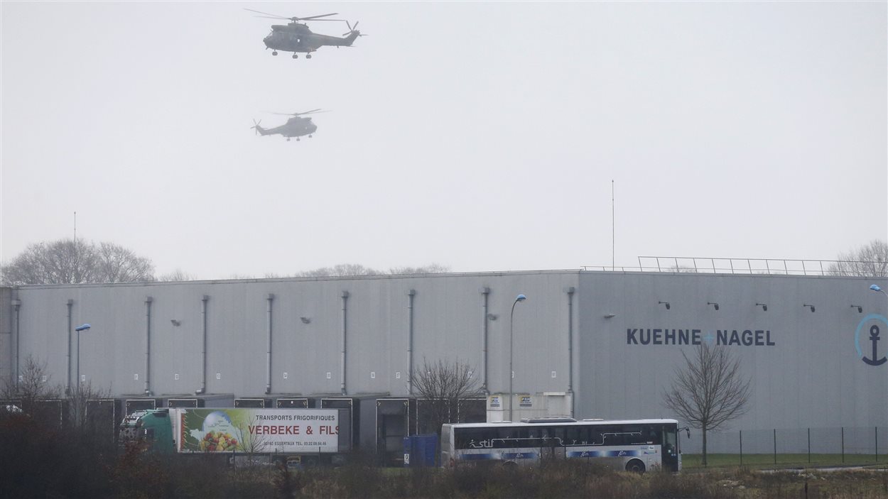 Des hélicoptères survolent la zone industrielle où se sont retranchés les frères Kouachi, les présumés auteurs des 12 meurtres de Charlie Hebdo.
