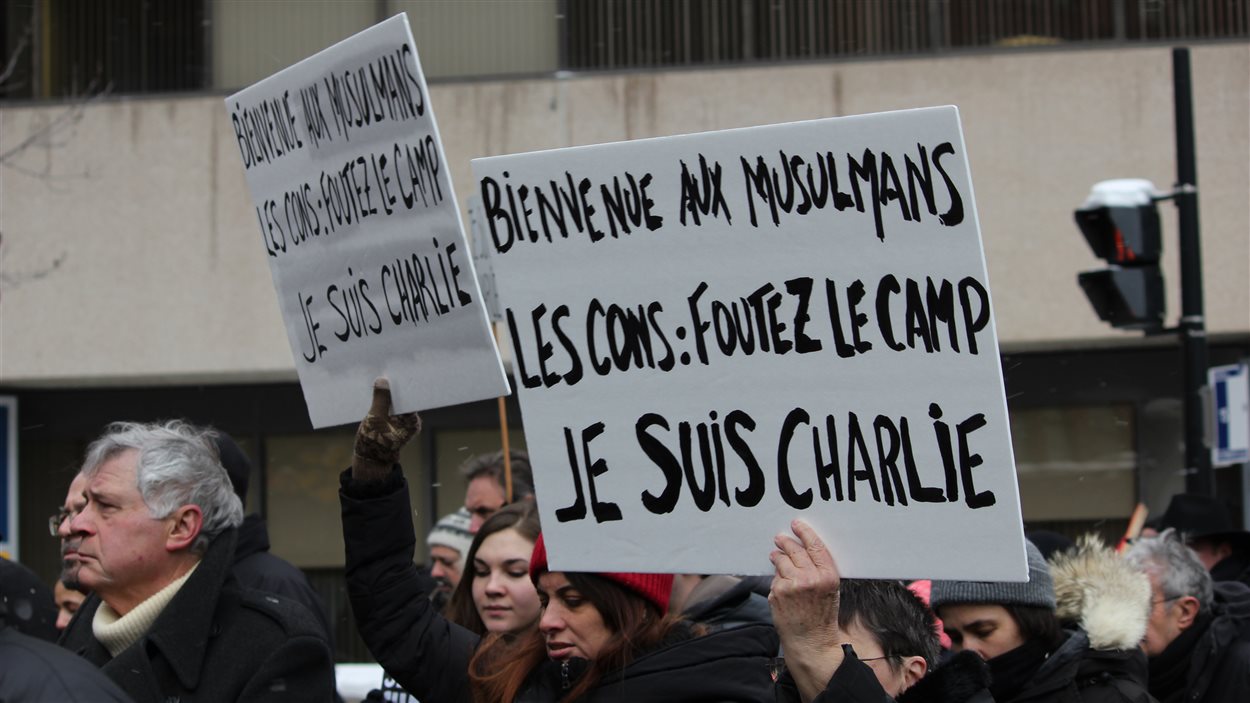 Des manifestants brandissant des pancartes lors de la marche de solidarité avec le peuple français