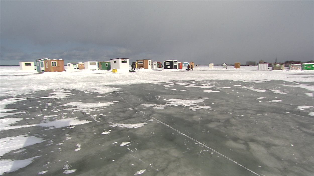 Des cabanes de pêche sur la rivière Rimouski.