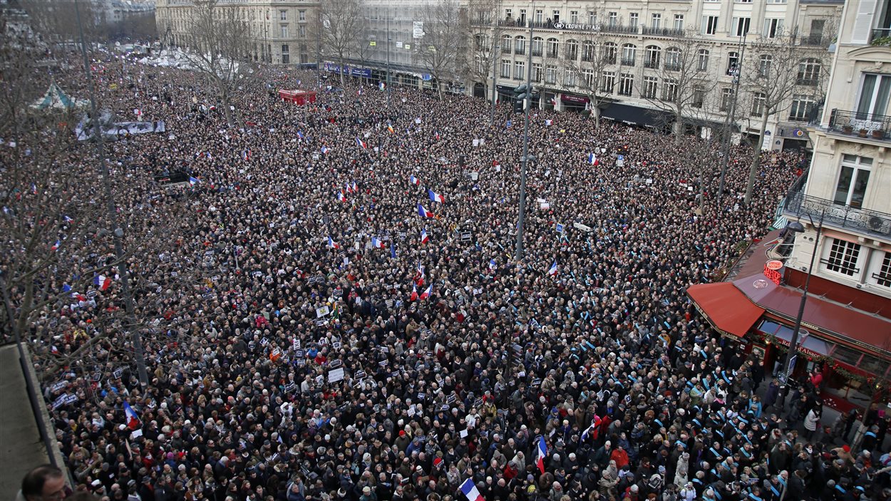 Des centaines de milliers de personnes réunies Place de la République, à Paris