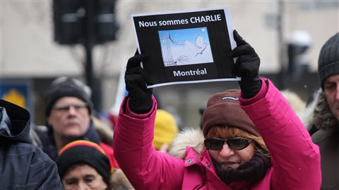 « Nous sommes Charlie Montréal », dit cette manifestante, qui a participé à la marche de solidarité avec le peuple français dimanche.