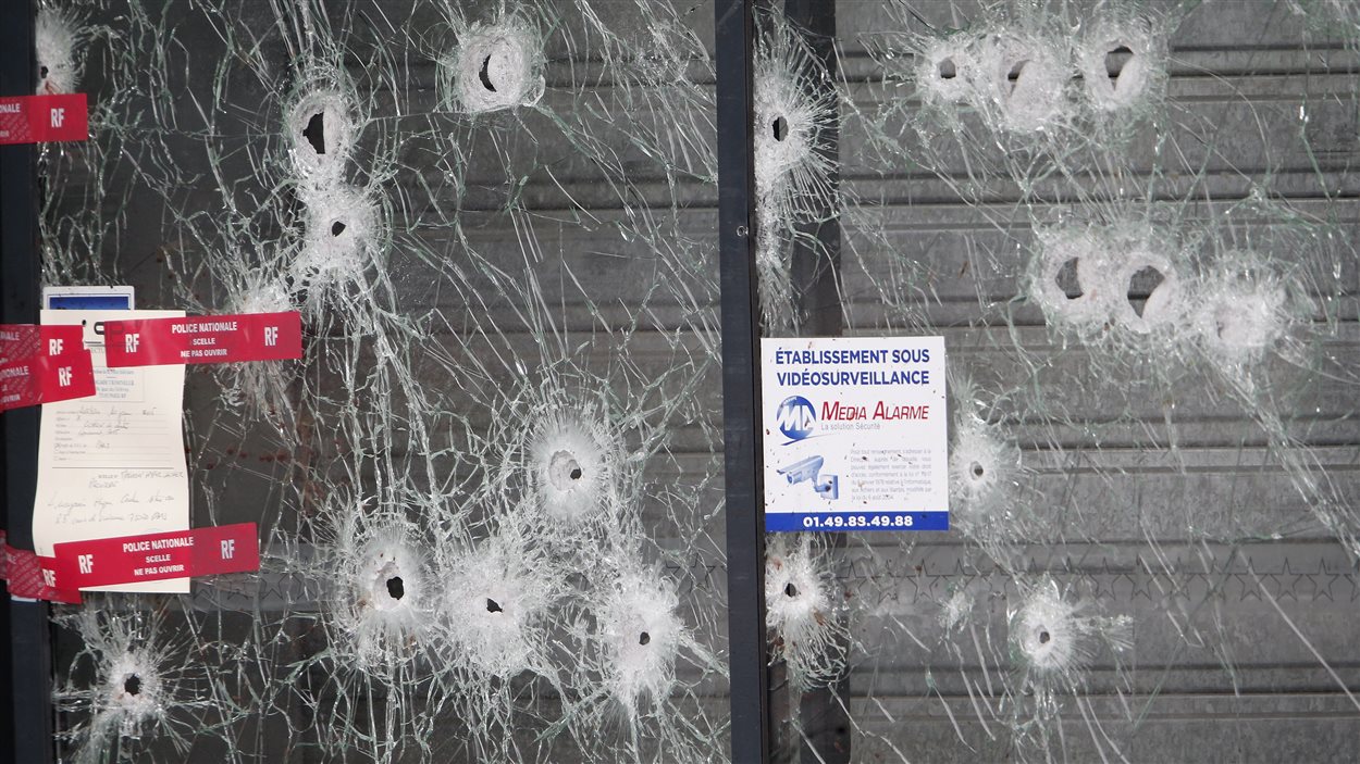 Des impacts de balles dans la devanture du Hyper Cacher de Paris