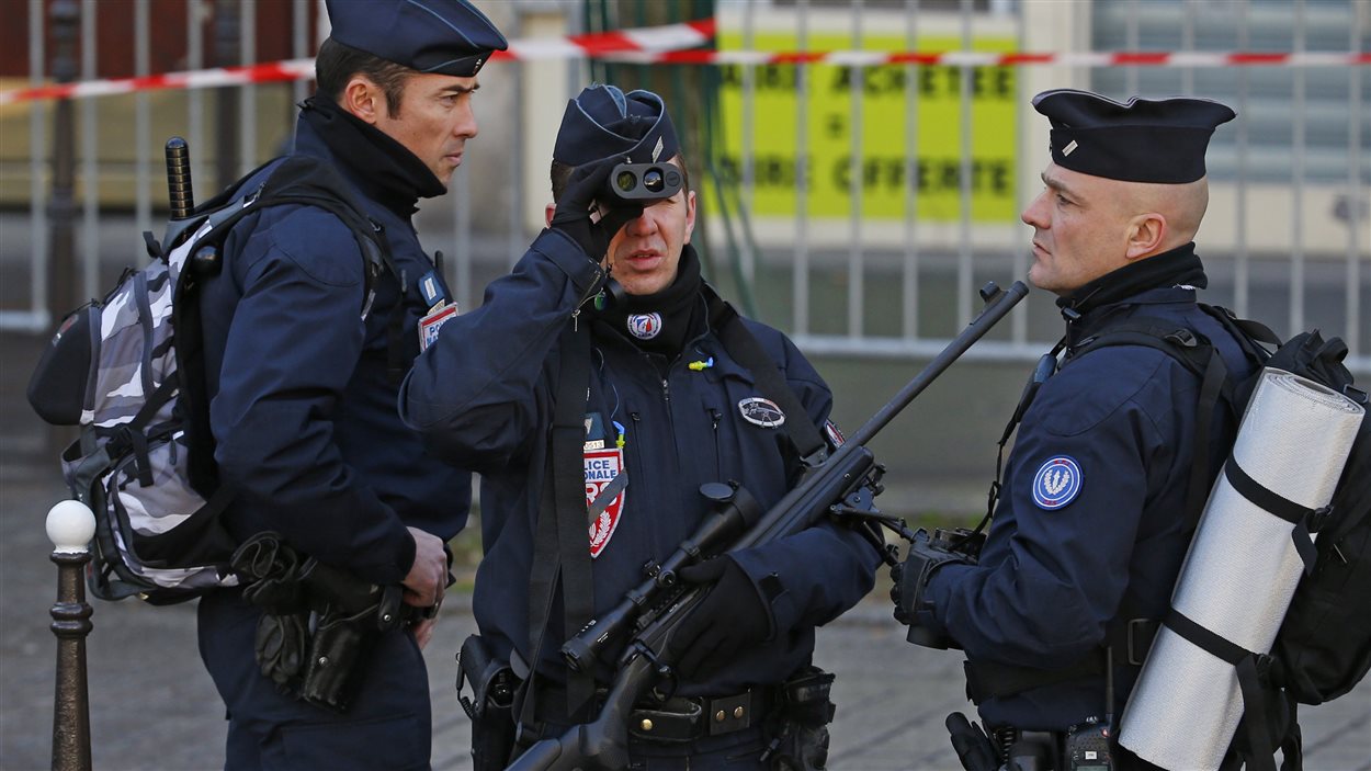 Des policiers qui ont assuré la sécurité des citoyens qui ont défilé à la marche républicaine de dimanche.