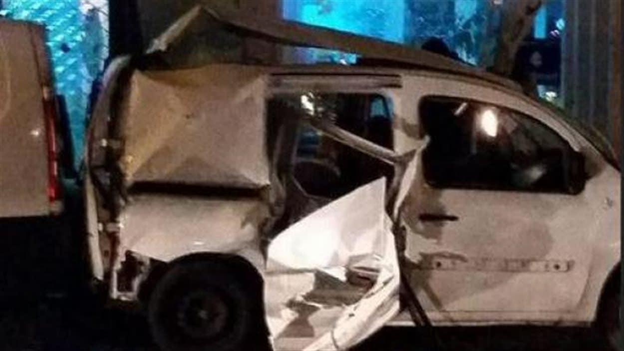 Cette Renault Kangoo a été endommagée par une explosion survenue jeudi 8 janvier en soirée.