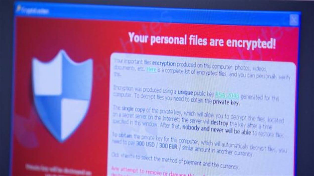 Rançongiciel à l'oeuvre : les données d'un ordinateur attaqué par un pirate informatique sont bloquées et un message de demande de rançon apparaît à l'écran.