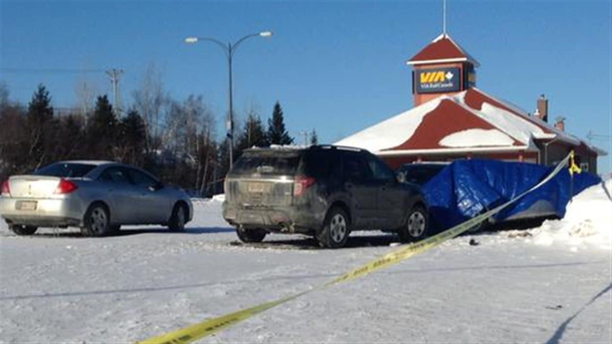 La voiture de la victime de la fusillade de Bathurst a été recouverte d'une toile bleue.