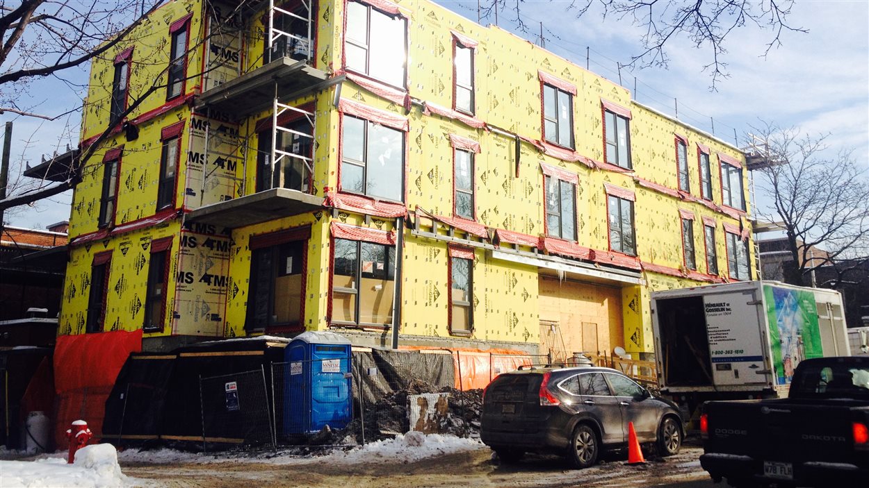 L'arrondissement d'Outremont a estimé que l'immeuble en construction du 801 de l'avenue Rockland était trop haut de quelques pieds. Des travaux correctifs sont en cours. (Crédit photo: Bahador Zabihiyan)