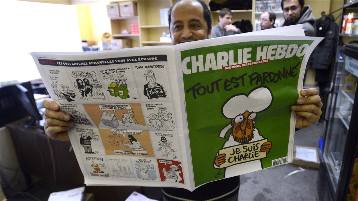 Un homme lit l'hebdomadaire « Charlie Hebdo » à Montréal.