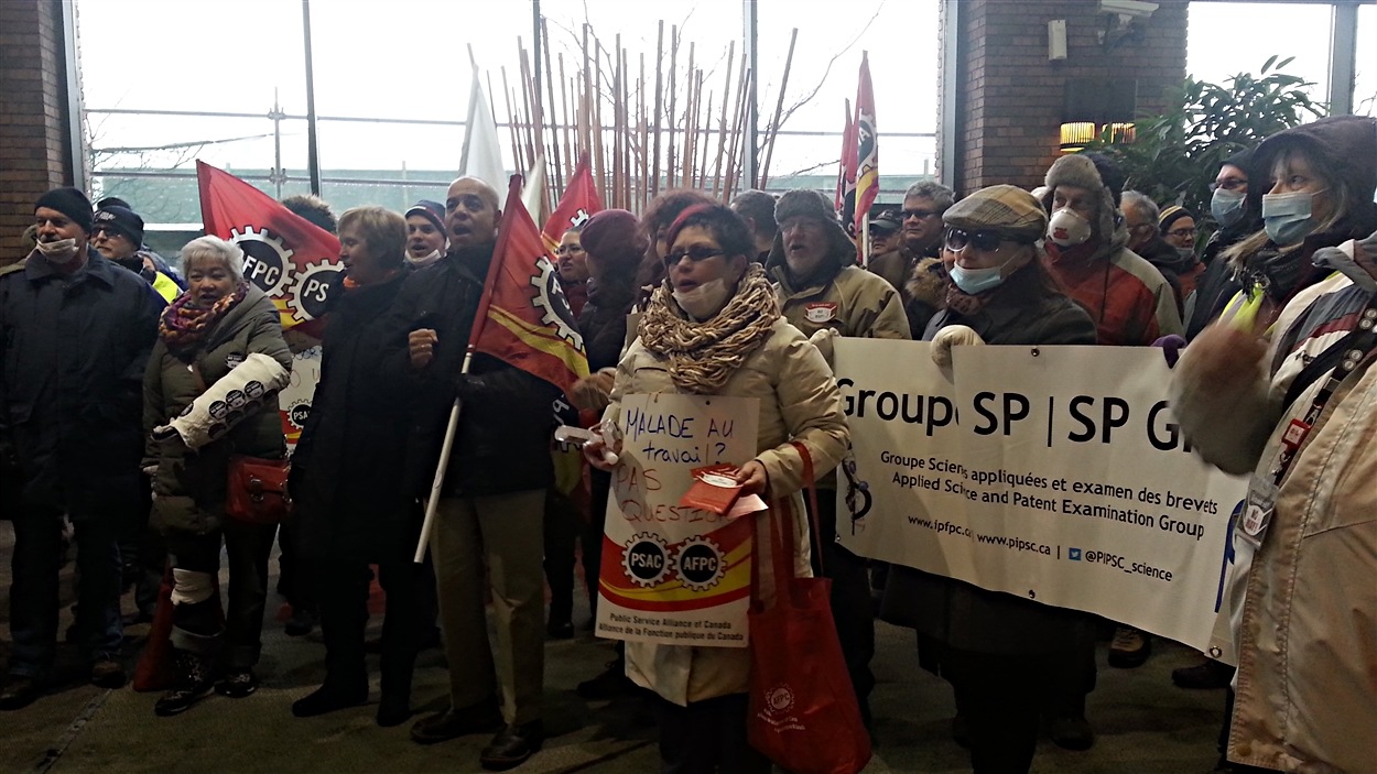 Les fonctionnaires fédéraux manifestent à Gatineau, en prévision des pourparlers pour le renouvellement de leur convention collective (19-01-15).