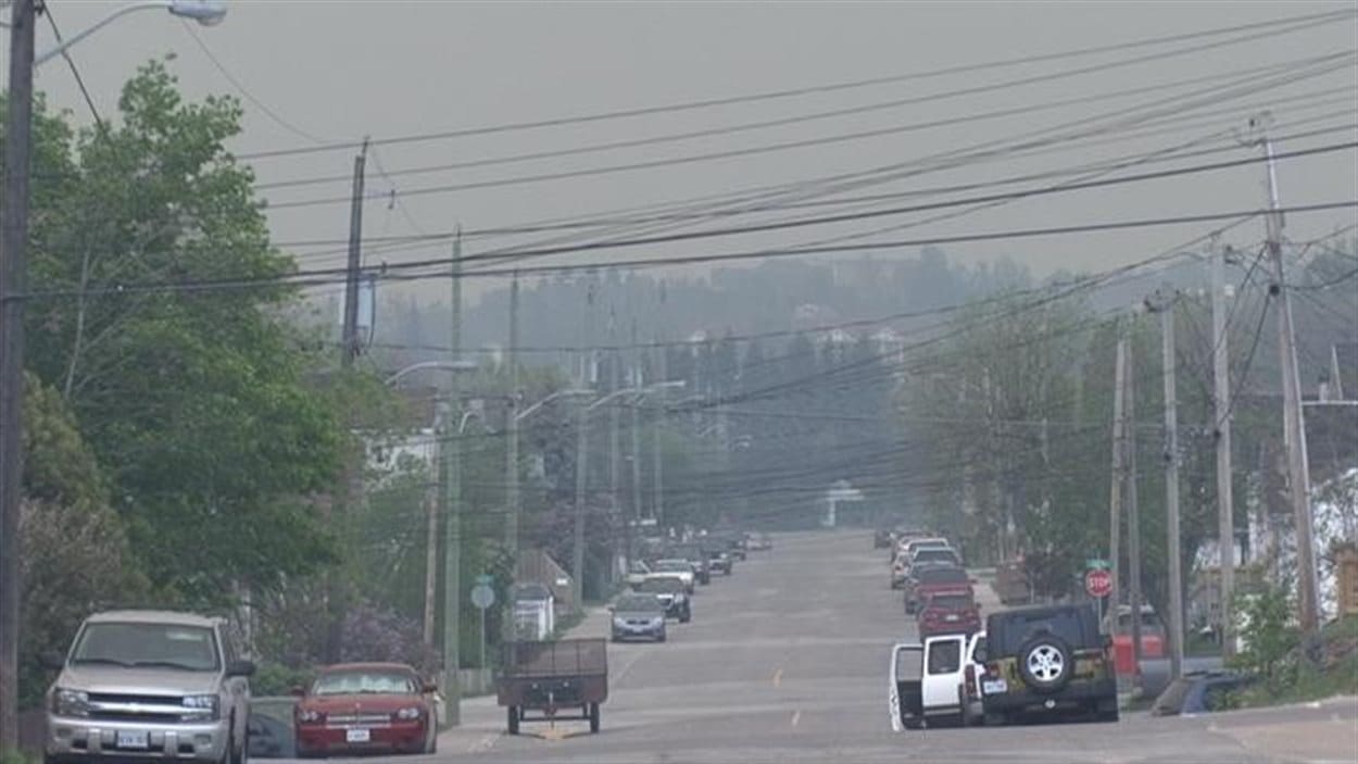 Le ciel couvert de fumée de Timmins le 24 mai 2012