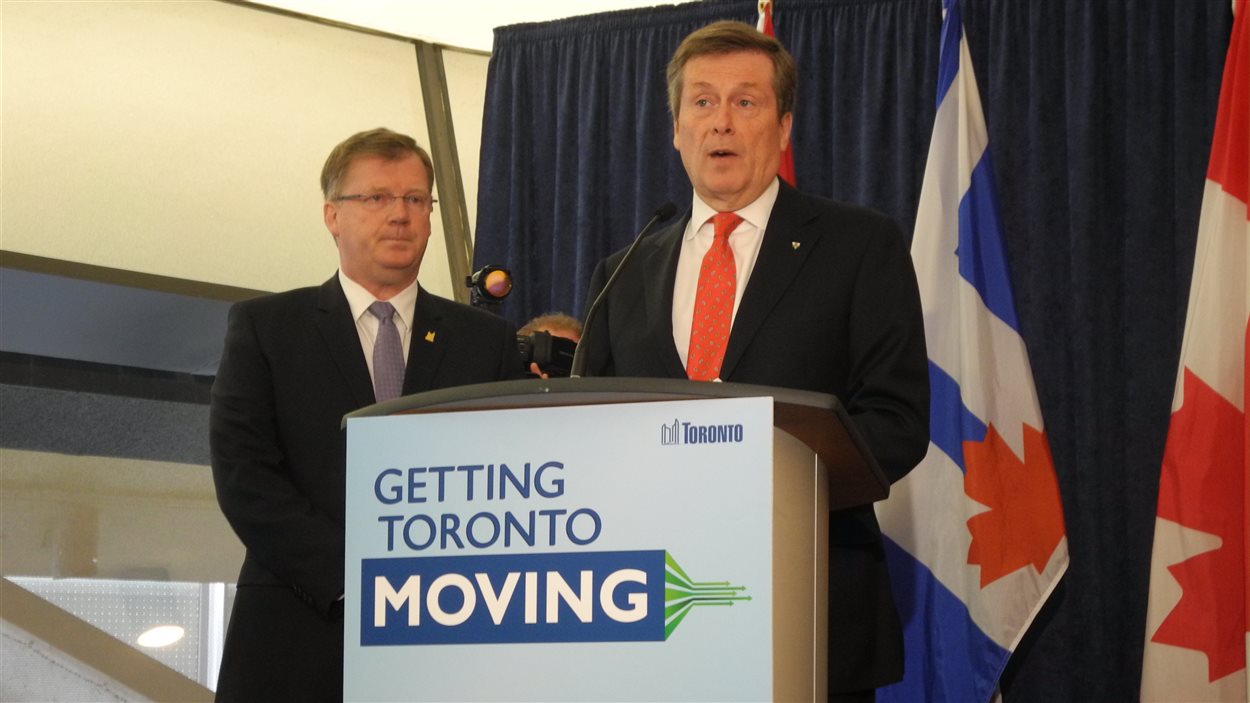 Le maire de Toronto, John Tory, en compagnie du chef du budget, Gary Crawford