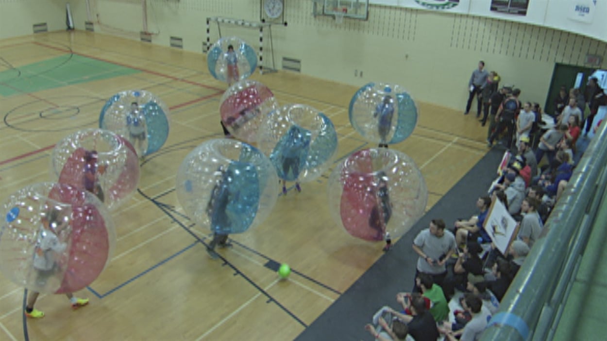 Partie de Bubble Football à l'UQTR