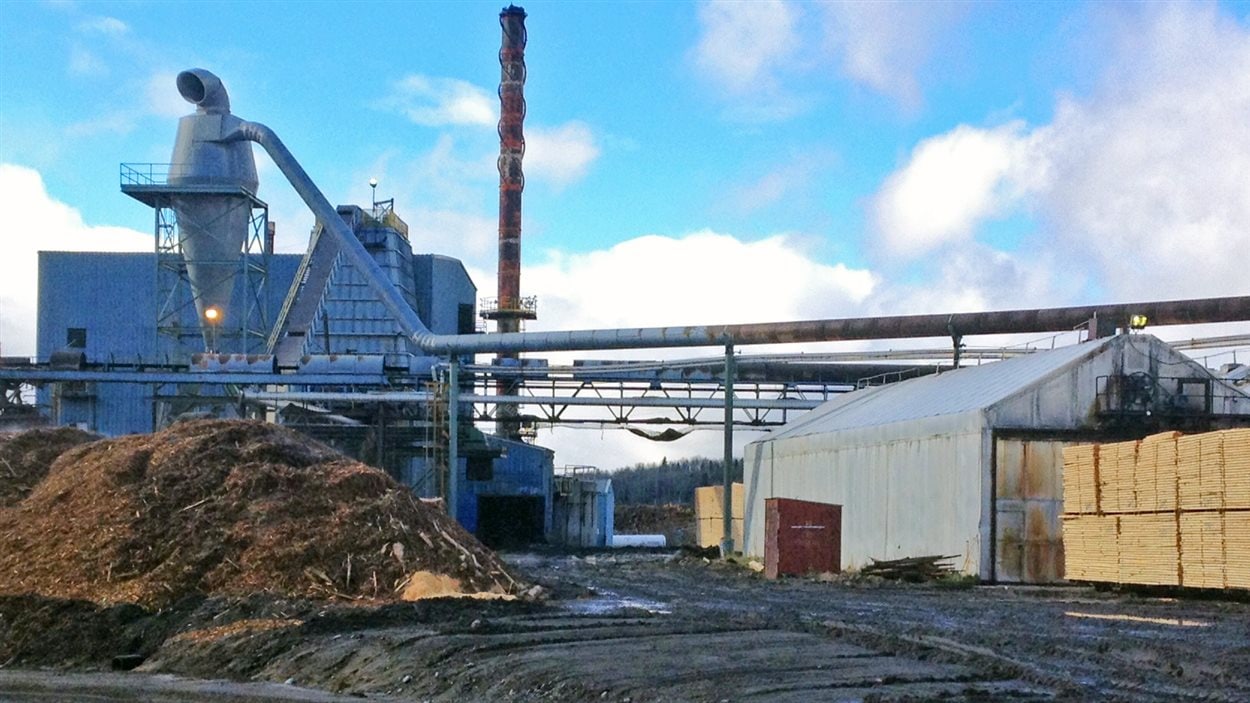 La scierie Tembec est fermée temporairement. Une centaine de travailleurs sont en congé forcé. Tembec doit ajuster les activités de l'usine en raison des pertes de ses inventaires de bois.