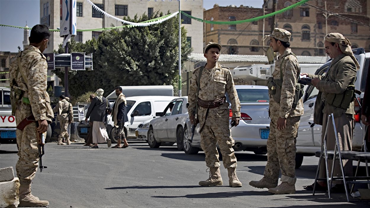 Des gardes chiites Houthis vêtus d’uniformes militaires font le guet dans une rue menant au palais présidentiel à Sanaa, la capitale, mercredi le 21 janvier 2015.