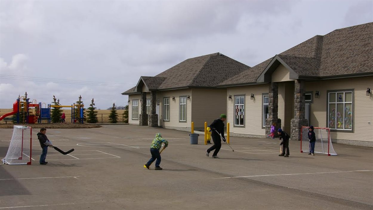 Des enfants s'amusent devant la nouvelle école francophone de Beaumont, au sud d'Edmonton.