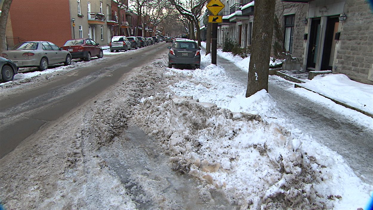 Scène de rue en hiver sur le Plateau-Mont-Royal, en proie à des contraintes de déneigement