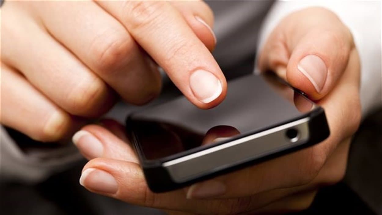 Une personne consulte un téléphone intelligent.