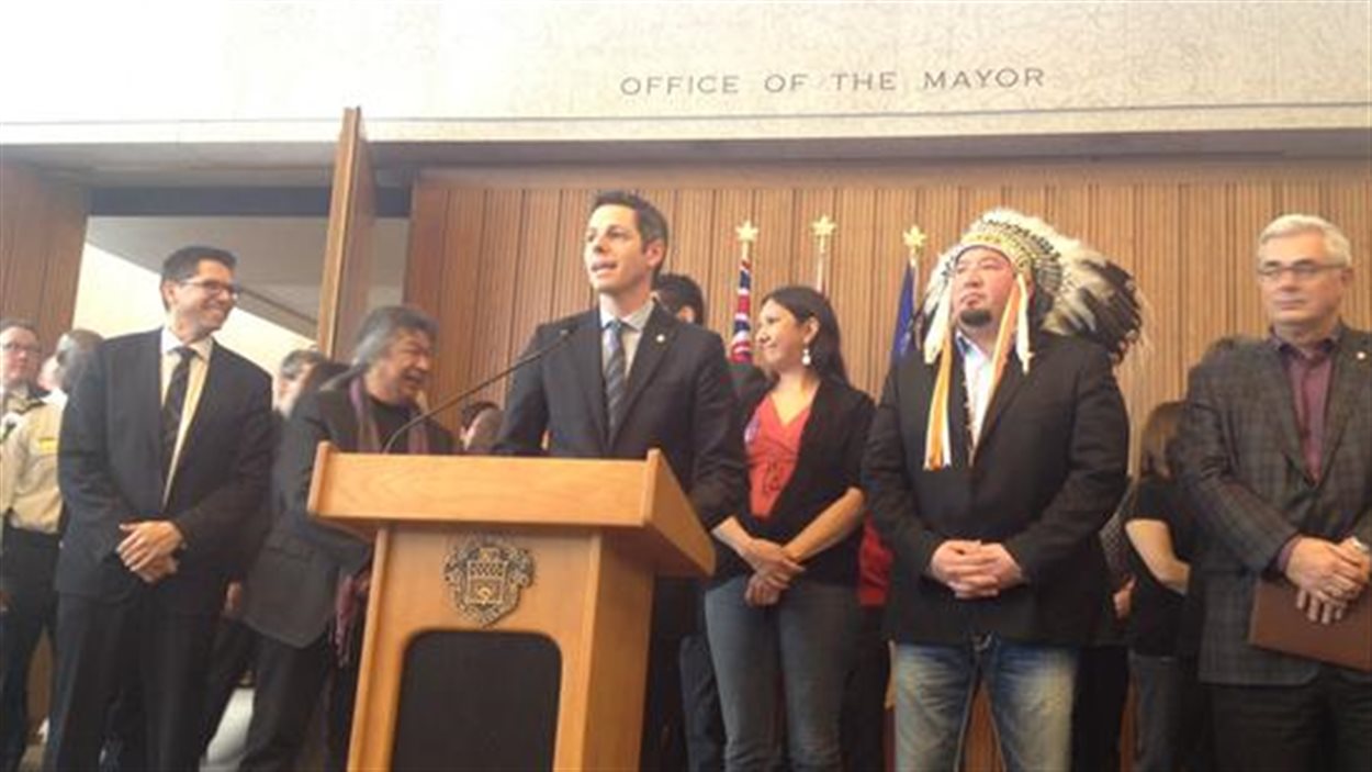 Le maire Brian Bowman entouré par des chefs autochtones et des leaders des communautés culturelles. 