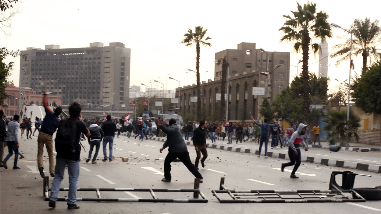 Affrontements entre des Égyptiens favorables et opposés au gouvernement dans les rues du Caire (25 janvier 2015)