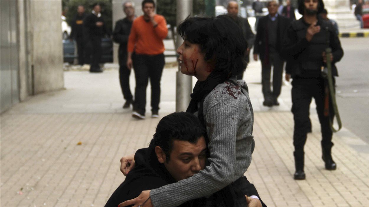 L’activiste Shaimaa Al-Sabbagh aidée par son mari après avoir été atteinte par balle. La blessure sera mortelle.