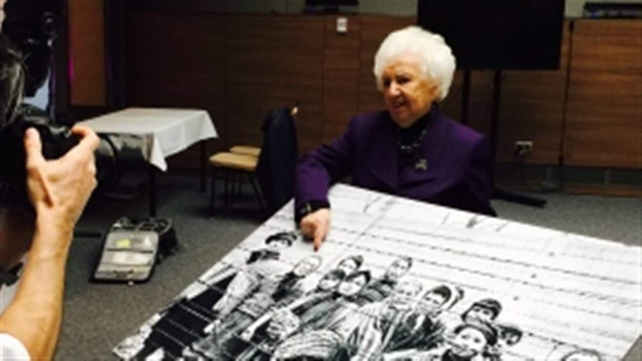 Mme Ziegler indique qu'elle avait neuf ans quand la photo a été prise au camp d'Auschwitz