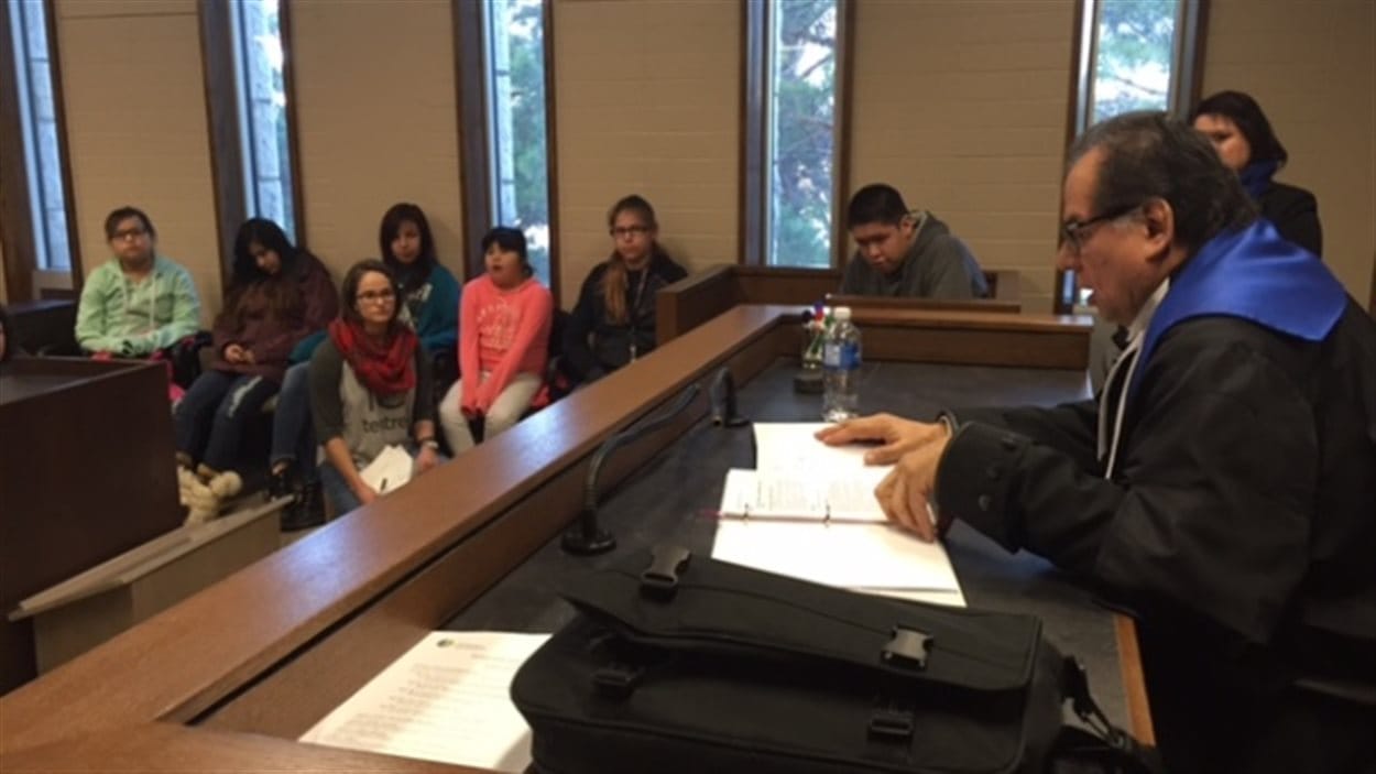 Le juge Gerald Morin a siégé lors de l'audience du tribunal école avec les élèves autochtones de l'école Saint Frances de Saskatoon.