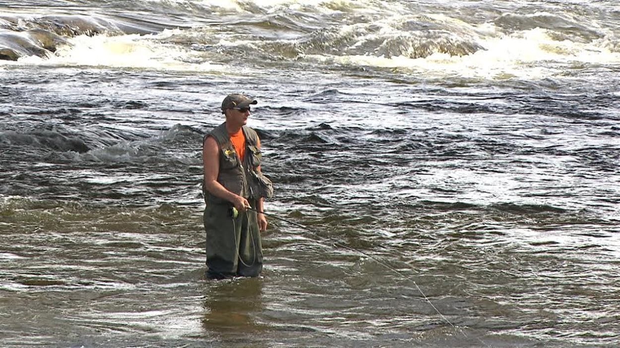 Un pêcheur de saumon dans la rivière Matane