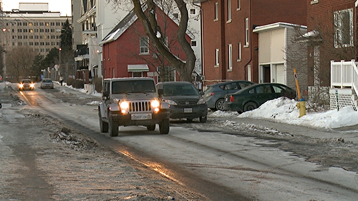 L'Ontario veut réduire la vitesse dans les quartiers résidentiels et les zones scolaires.