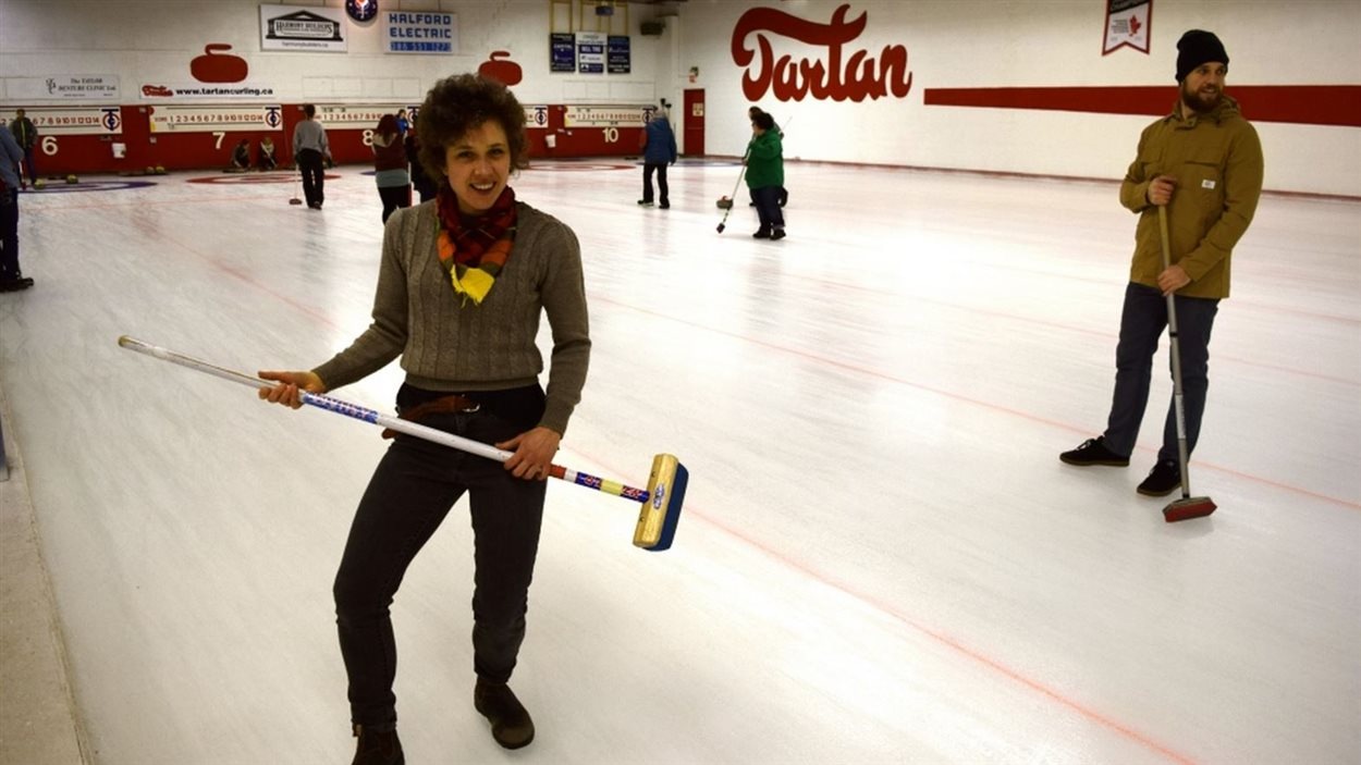 Le curling attire les hipsters de Regina RadioCanada
