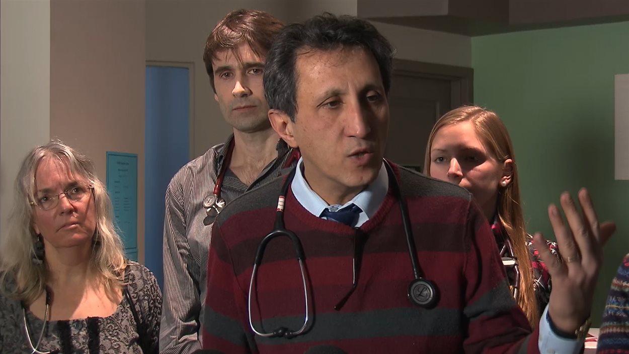 La Dr Lucie Fillion (à gauche) et le député de Mercier, Amir Khadir (au centre)