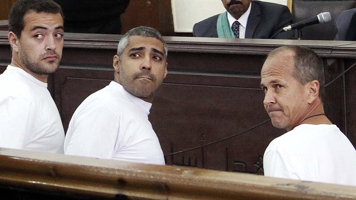 Baher Mohamed, Mohammed Fahmy et Peter Greste en cour au Caire (archives)