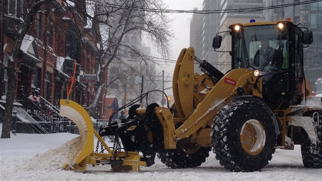 Véhicule de déneigement au centre-ville de Toronto.