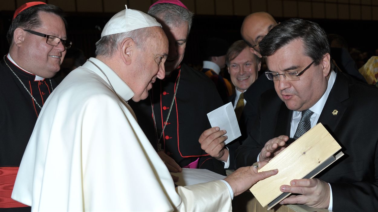 Le pape François et le maire de Montréal Denis Coderre dans la salle Paul VI du Vatican